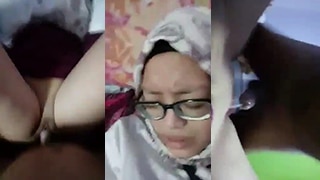 Kacamata Dan Hijab, Bercinta Dengan Teman