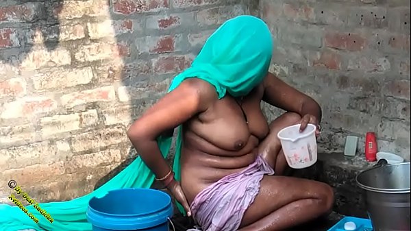 Desi Radhika’s Sultry Village Bathing Ritual In Hindi
