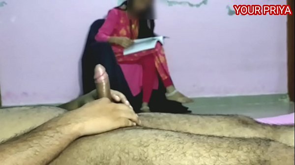 प्रिया को रिझाया और जोर से गांड मारी। हिंदी आवाज के साथ पूरा मजा लिया।