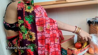 देसी फल वाली ने भाव तय करने के लिए ग्राहक संग कमर तोड़ चुदाई की – हिंदी आवाज