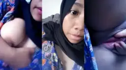 Cewek Hijab Cantik Pamer Celah Basah Menggoda