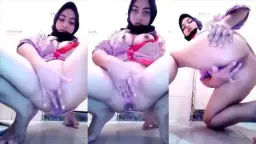 Tarik Napas Dalam-dalam, Nikmati Setiap Sentuhan Saat Jilbabku Terbuka Perlahan