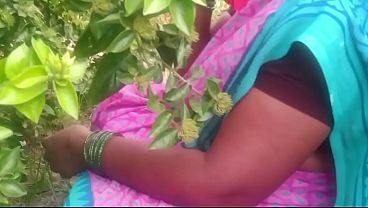 Indian Village Bhabhi Gets Fucked Raw In The Open Fields