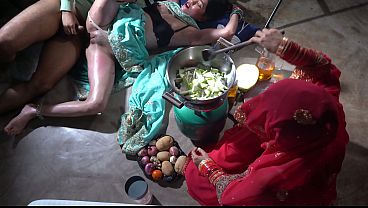 Xxx Kitchen Mein Garmi Bhara Step Mom Ka Desi Andaz, Hindi Mein Step Mom Ki Chutpate Raat