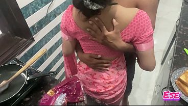 Desi Bhabhi Ki Jawani Jab Kitchen Mein Jhuk Ke Roti Bel Rahi Thi, Tab Uski Chudai Ka Maza Aaya.