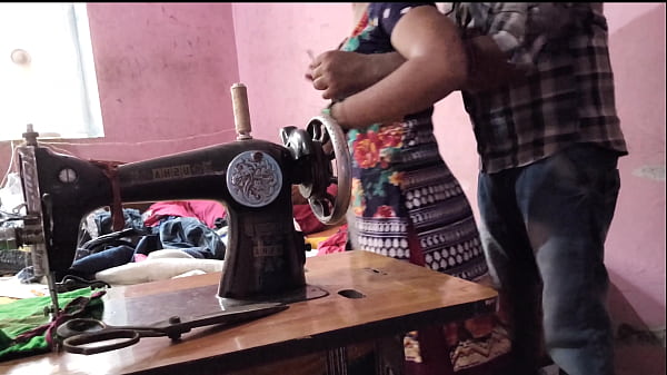 देसी भाभी को सिलाई करते वक्त अंकल ने जोर से चोद डाला